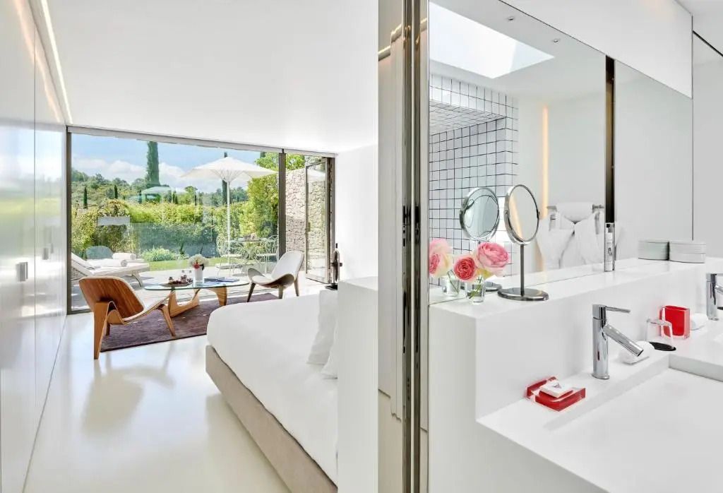 Helle Suite mit offener Raumaufteilung und Blick auf die Terrasse