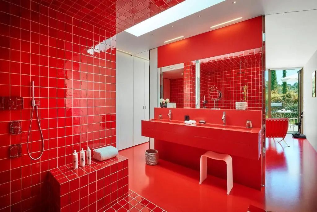 Badezimmer in leuchtendem Rot mit modernen Akzenten und Spiegel