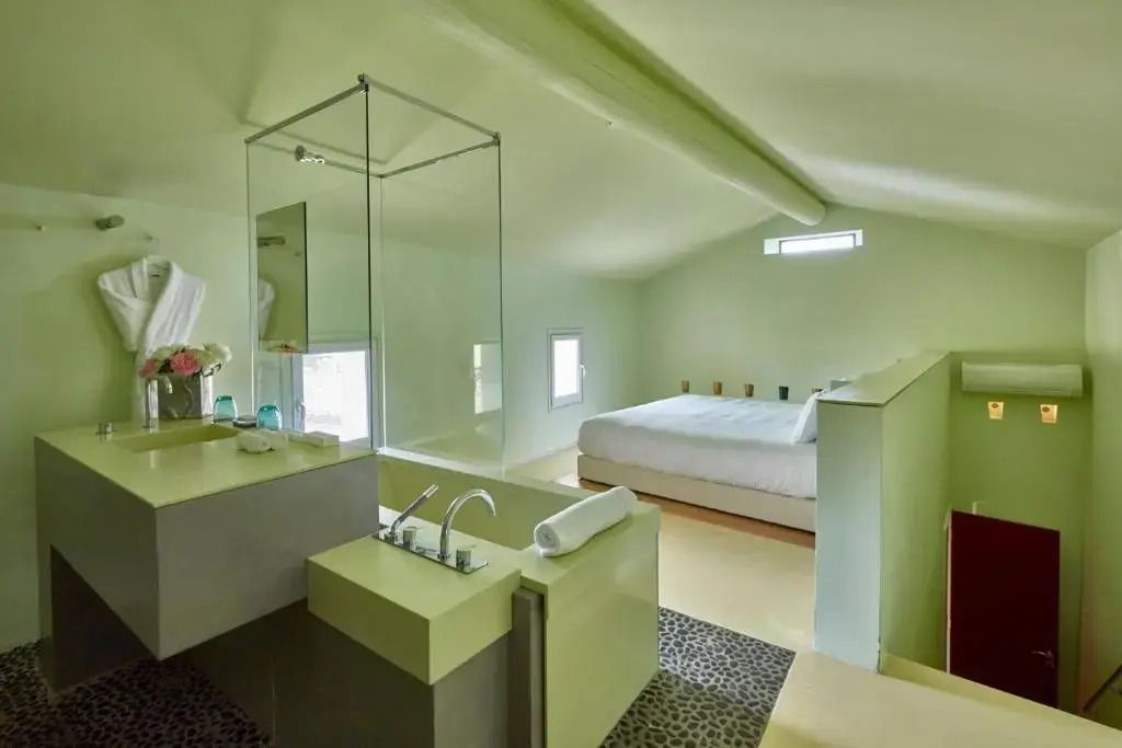 Elegantes Schlafzimmer mit integriertem Badezimmer in Pastelltönen