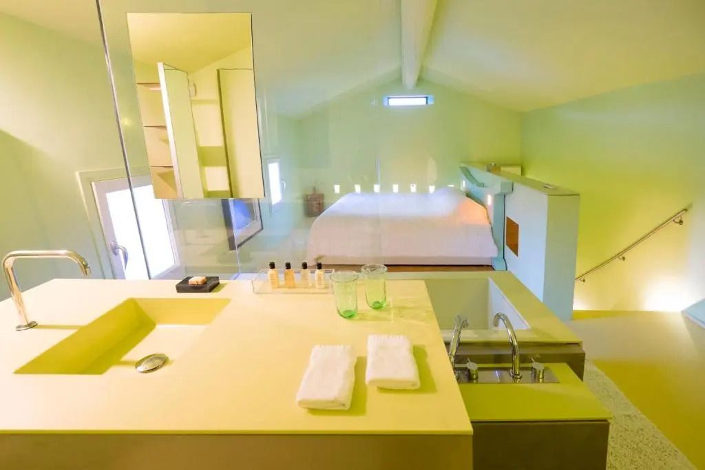 Modernes Interieur mit offener Sicht auf Schlafzimmer und Badebereich