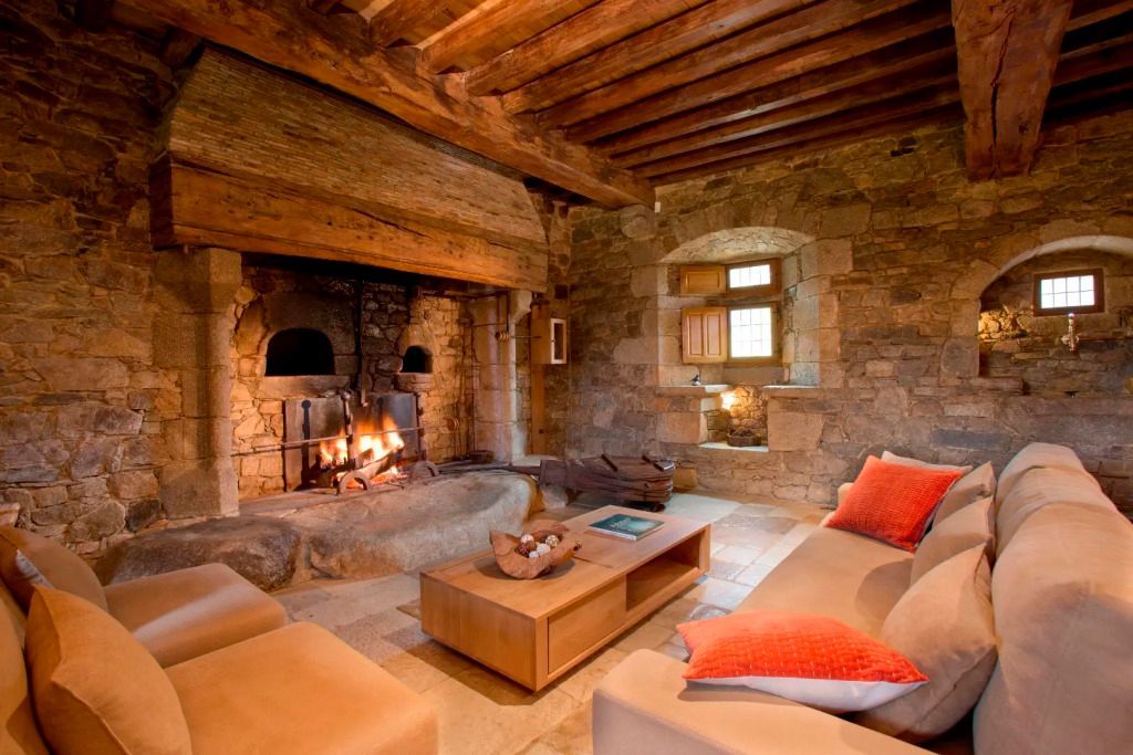 Elegantes Wohnzimmer mit offenem Kamin und Holzbalkendecke