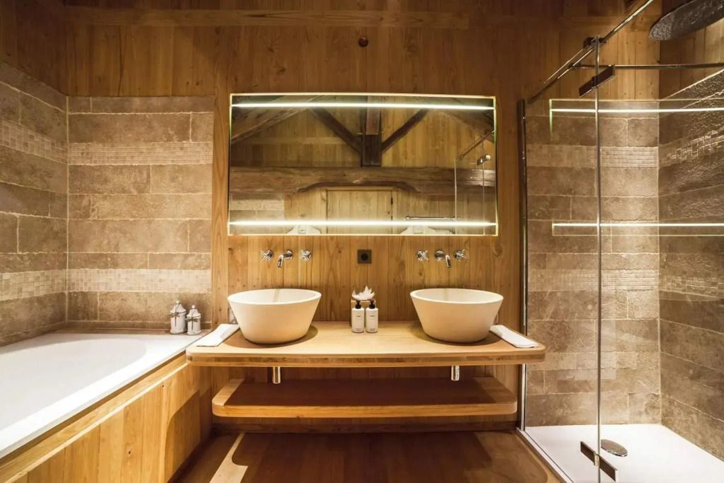 Luxuriöses Badezimmer mit Doppelwaschbecken und Holzverkleidung