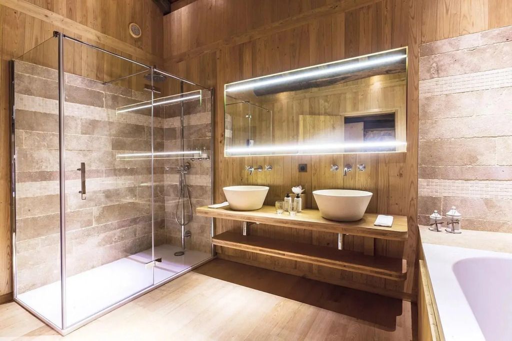 Luxuriöses Badezimmer mit Doppelwaschbecken und großer Dusche in Holzoptik