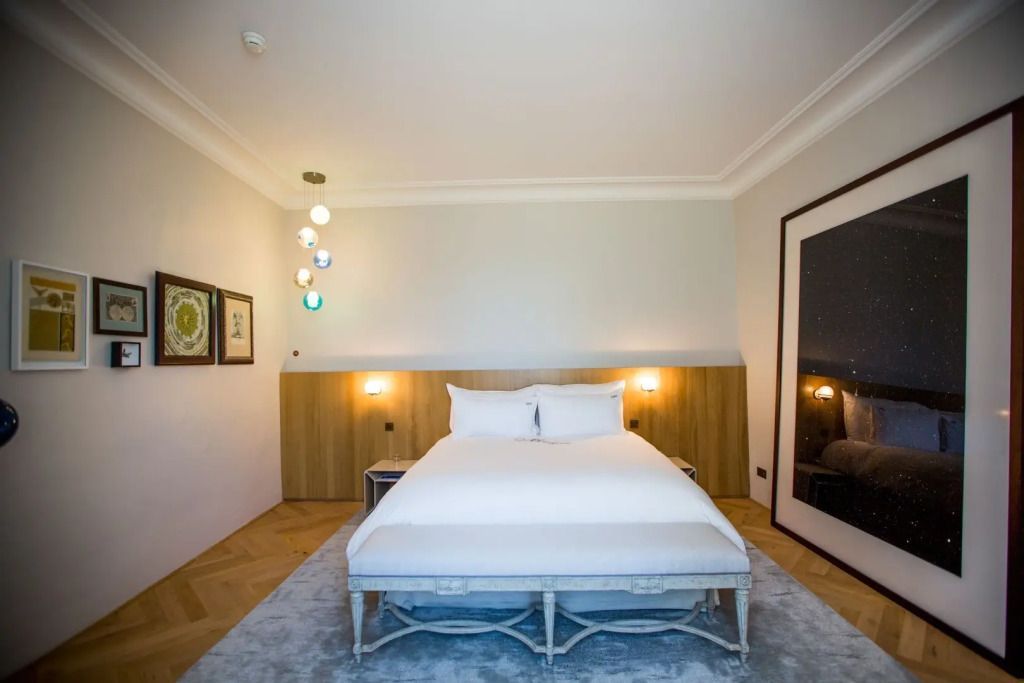 Elegantes Doppelbett in geräumiger Junior-Suite mit Holzakzenten