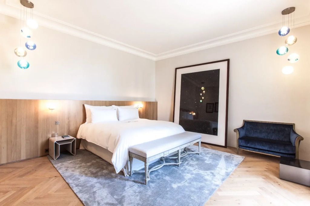 Helles Zimmer mit Doppelbett und großzügigem Teppich