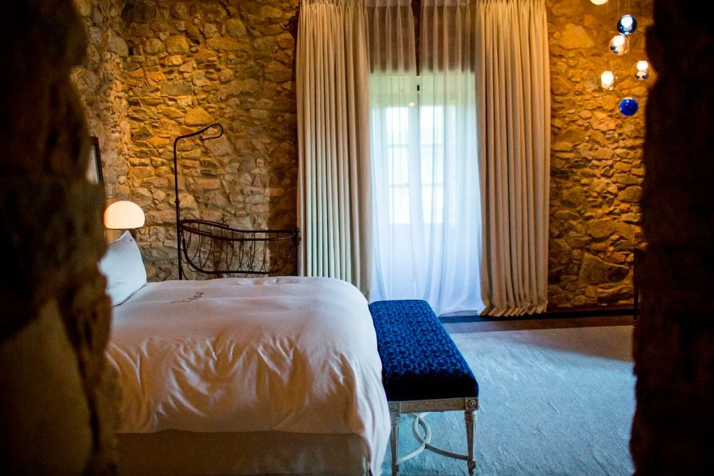 Elegantes Schlafzimmer mit großem Fenster und stilvoller Inneneinrichtung.