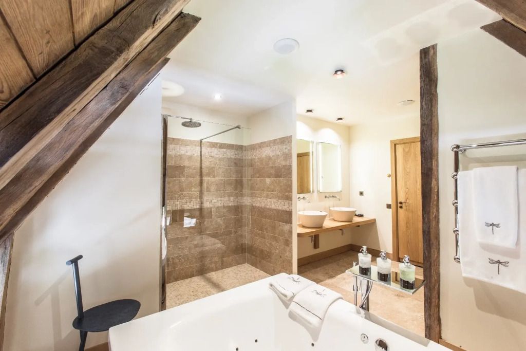 Modernes Badezimmer mit großer Dusche und Doppelwaschbecken in stilvollem Design.