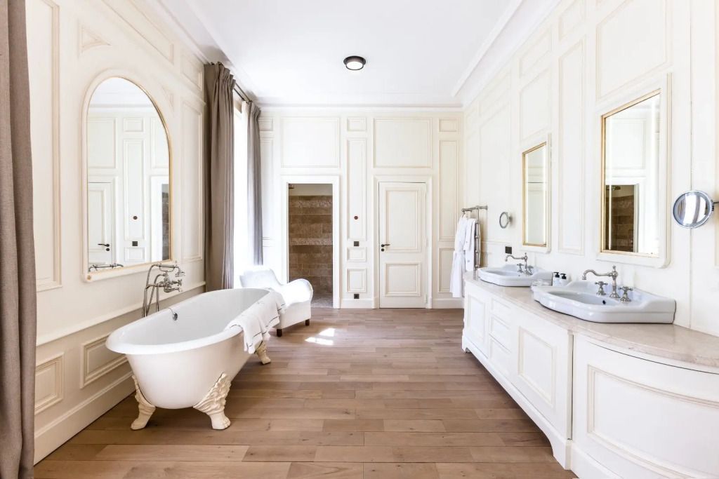 Luxuriöses Badezimmer mit freistehender Badewanne und zwei Waschbecken in der Soleil Suite