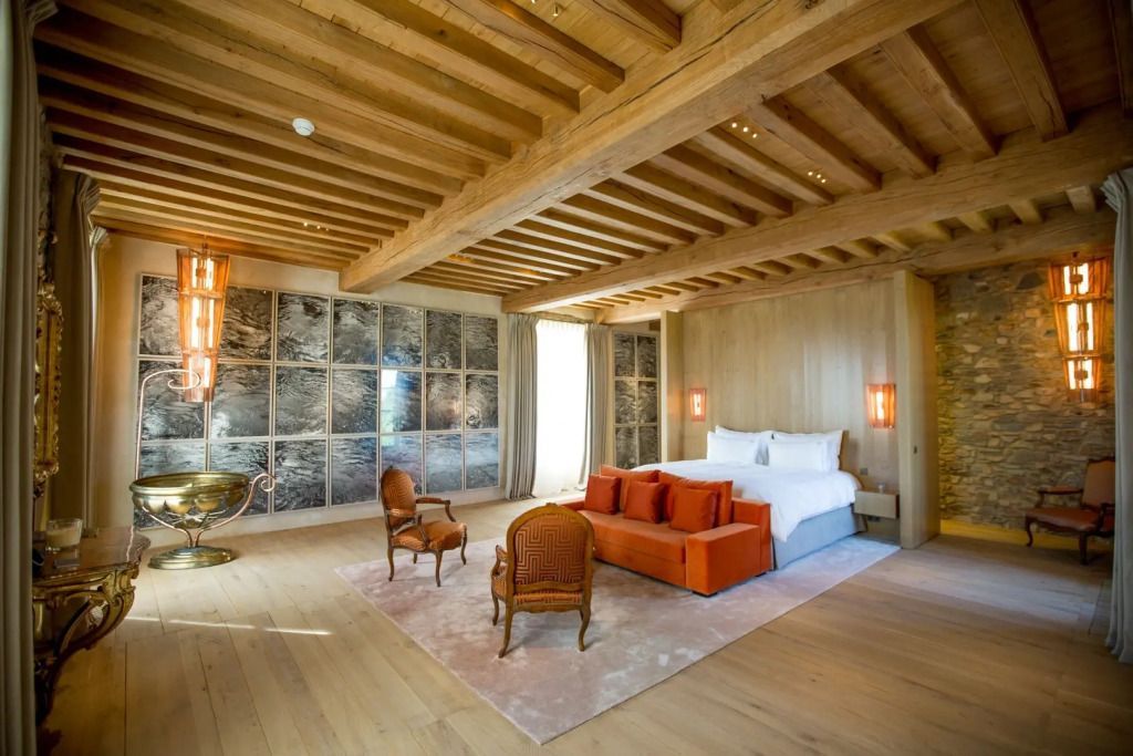 Großzügige Suite mit Holzbalkendecke und stilvollen Möbeln