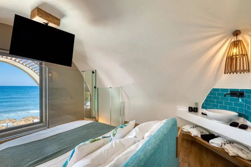 Modernes Zimmerdesign mit Fernseher und dekorativen Kissen in einer eleganten Suite.