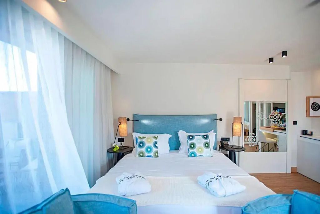 Modernes Doppelzimmer mit gemütlichem Doppelbett und blauen Akzenten