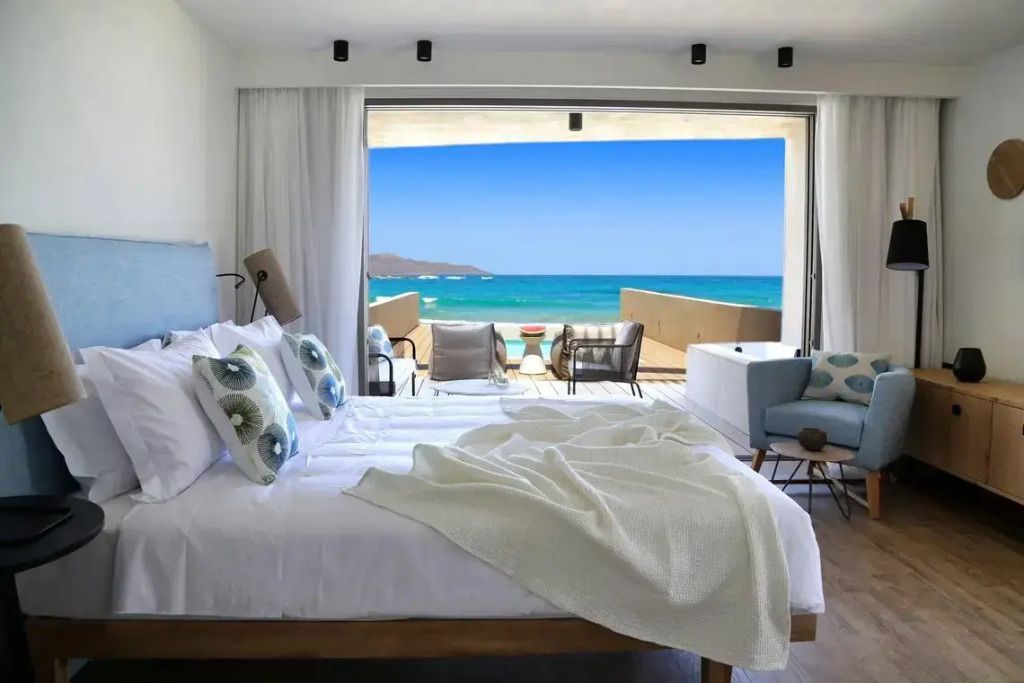 Luxuriöse Suite mit Meerblick vom Balkon aus und stilvoller Einrichtung