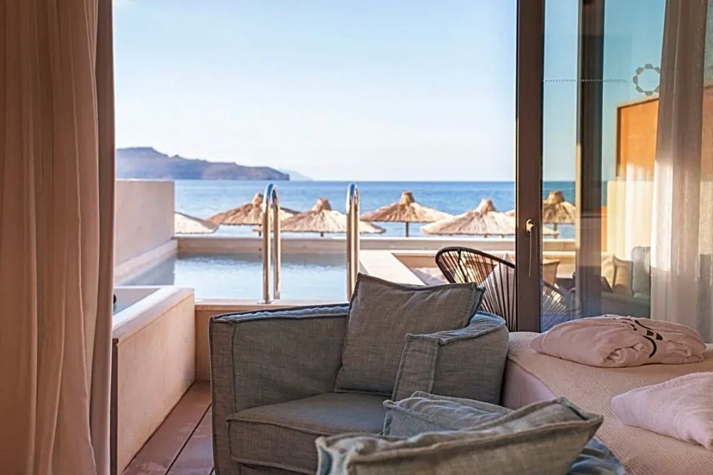 Luxusbereich mit Blick auf das Meer und einen privaten Pool vor der Terrasse