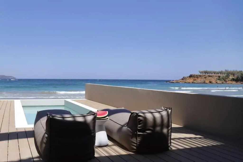 Terrasse mit Liegen und spektakulärem Blick auf das azurblaue Meer