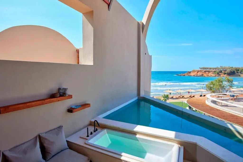 Privater Pool auf Balkon mit Meerblick und blauem Himmel.