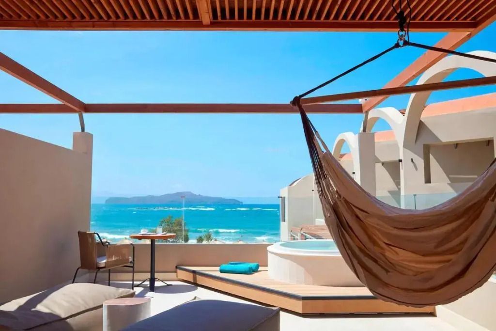 Terrasse mit Pool und Hängematte bietet spektakulären Meerblick.