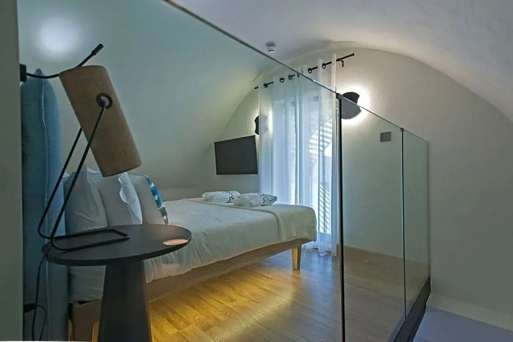 Modernes Schlafzimmer mit Glaswand und luxuriöser Ausstattung.