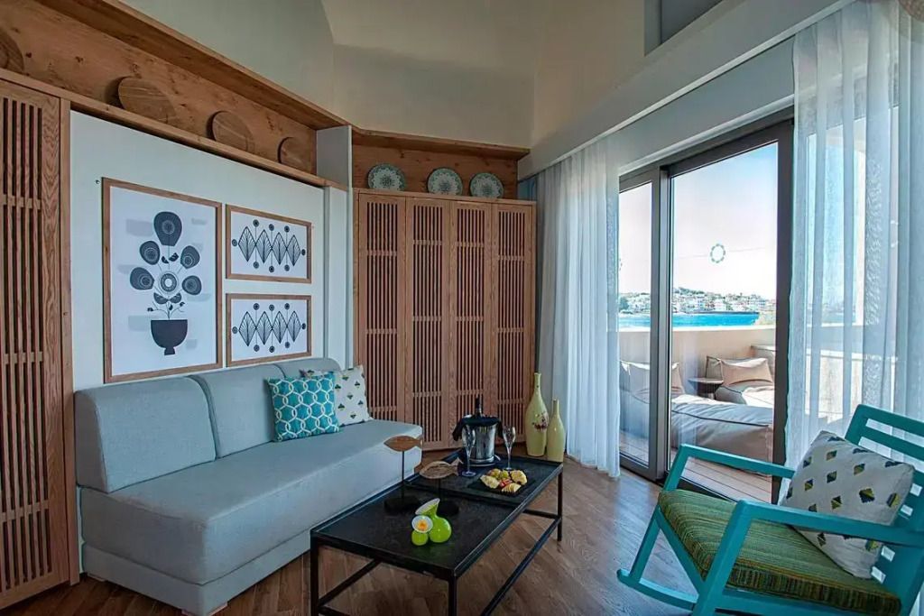 Helle Suite mit gemütlicher Sitzecke und Meerblick.