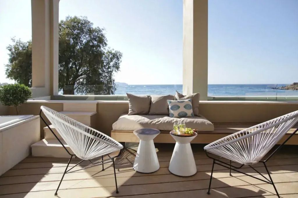 Terrasse mit Sitzbereich und Meerblick.