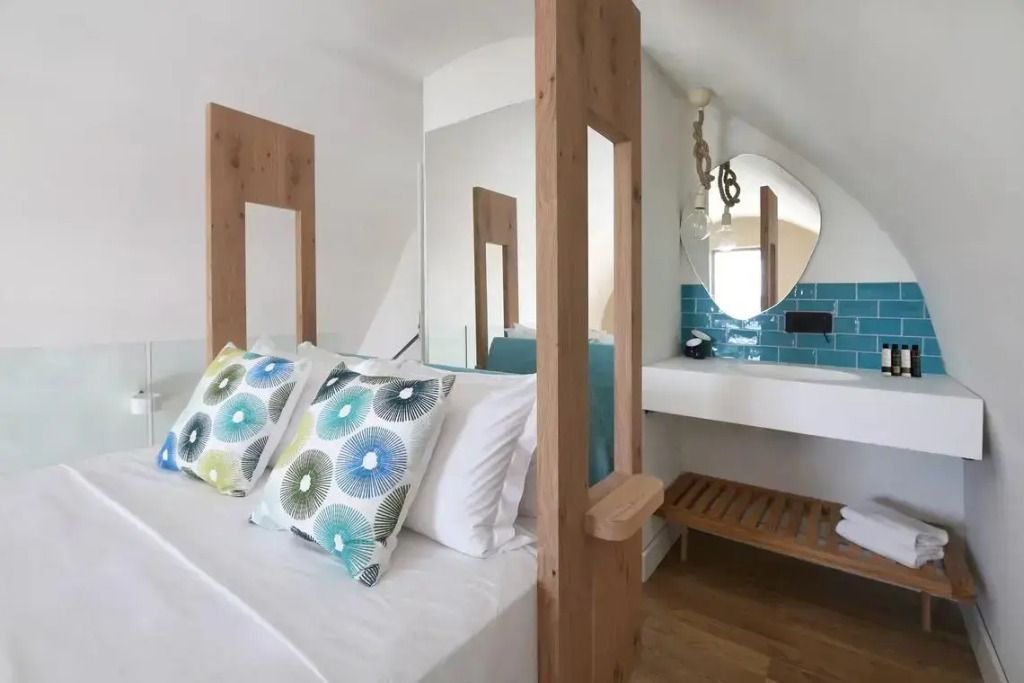 Elegantes Schlafzimmer mit modernem Design und blauen Akzenten im Domes Noruz Chania.