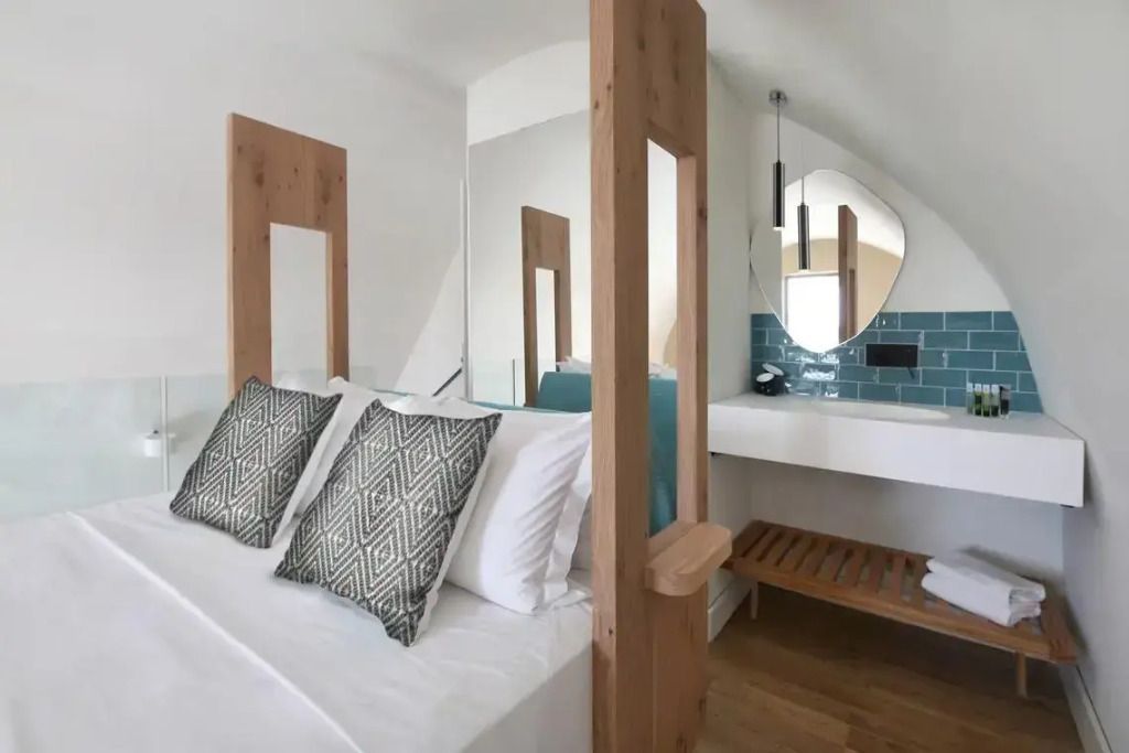 Modernes Schlafzimmer mit Akzenten in Türkis und Holz im Domes Noruz Chania.