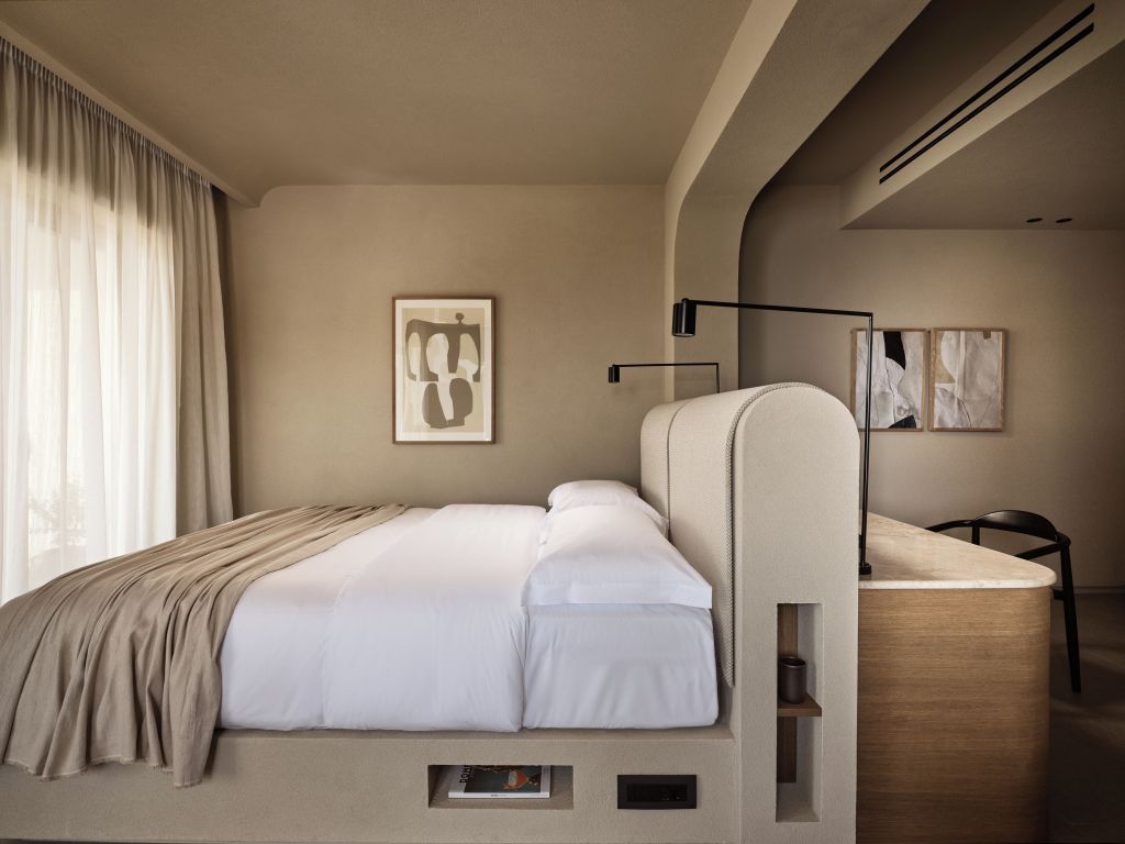 Modernes Doppelzimmer mit stilvollem Doppelbett und eleganter Wandkunst