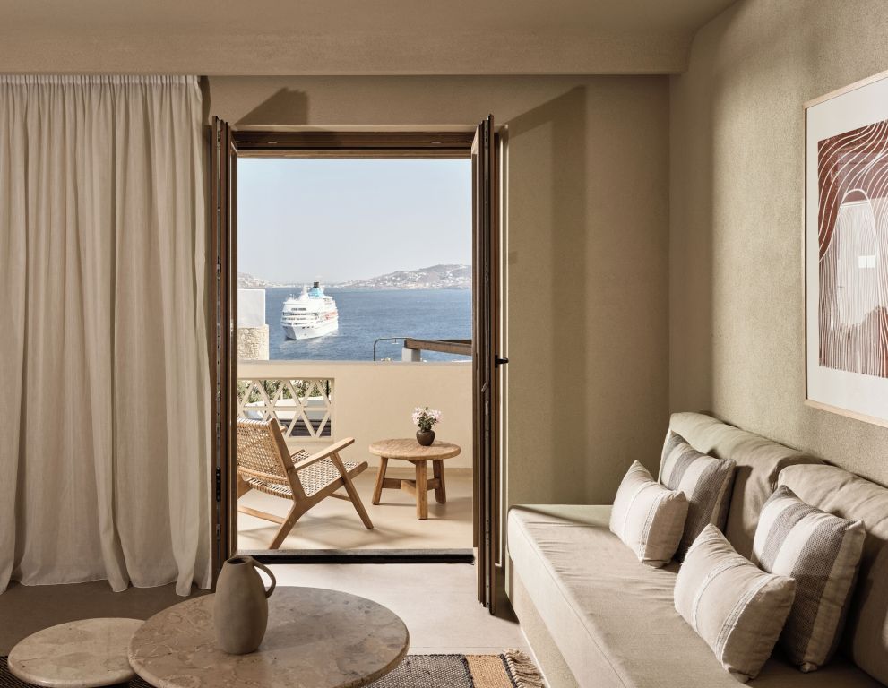 Helles Zimmer mit gemütlicher Sitzecke und Blick auf das Meer von Mykonos