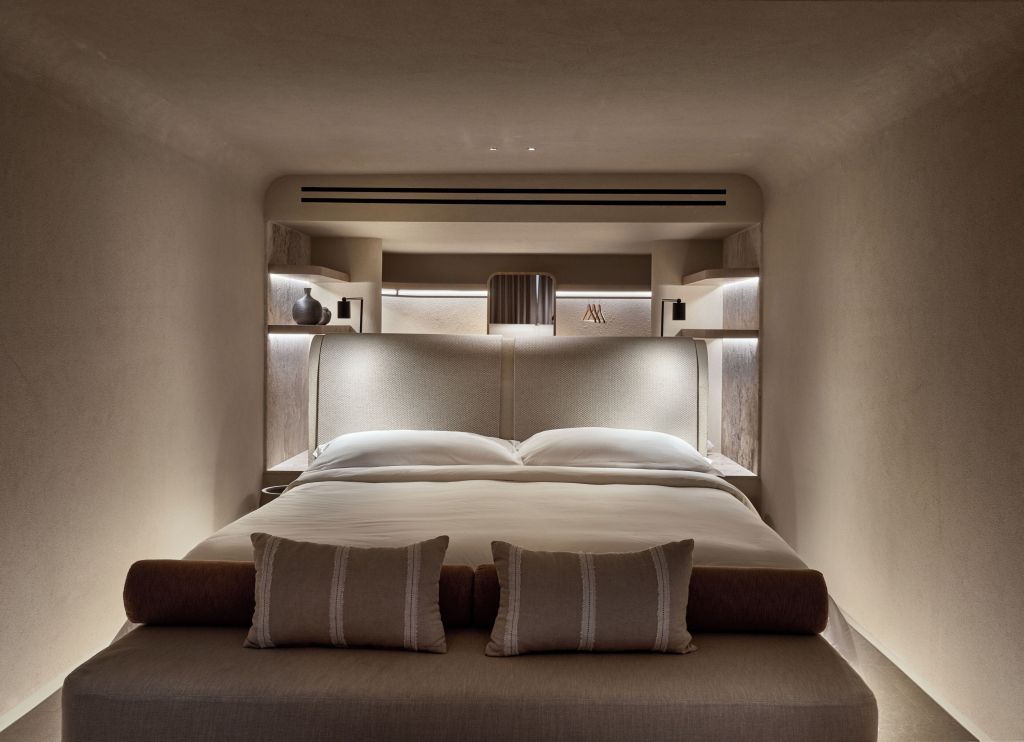 Gemütliches Schlafzimmer mit elegantem Doppelbett und moderner Beleuchtung
