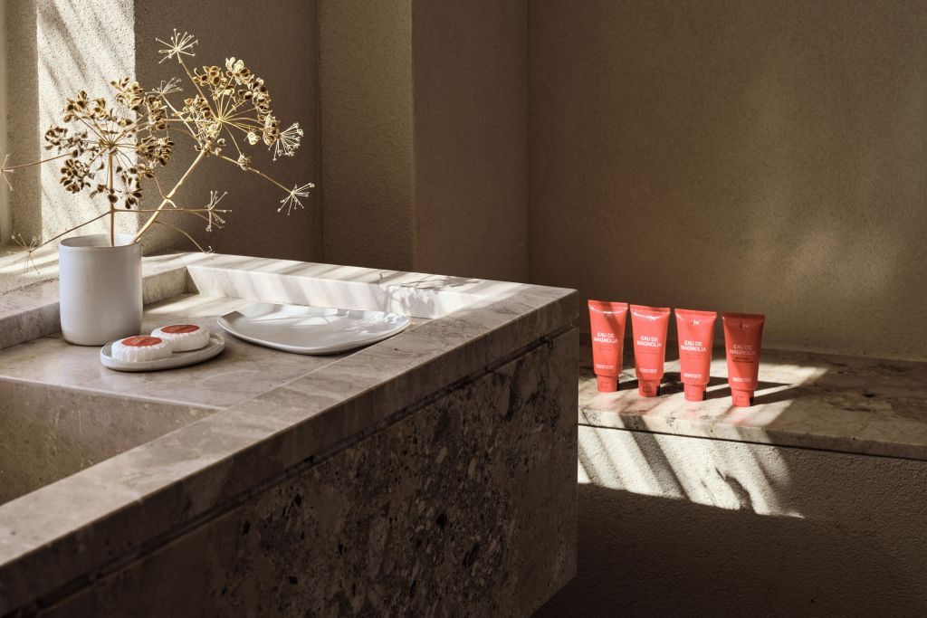 Badezimmerdetails mit hochwertigen Pflegeprodukten und Dekoration