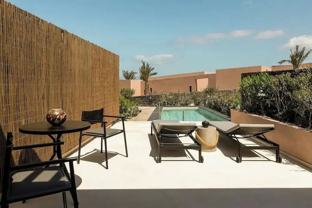 Privatbungalow mit Terrasse und Pool im exklusiven Resort Santorini.