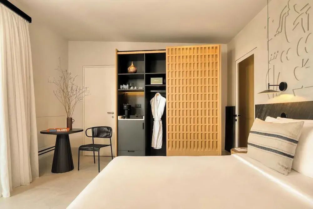 Zimmer mit Schrank, Sessel, Tisch und Tischtennisplatte in elegantem Design