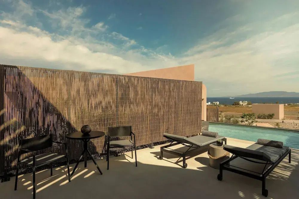 Private Terrasse mit Liegestühlen und Ausblick auf das Meer