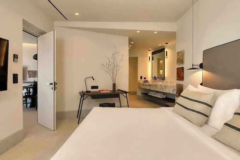 Gemütliches Schlafzimmer mit offenem Zugang zum Badezimmer und eleganten Details.