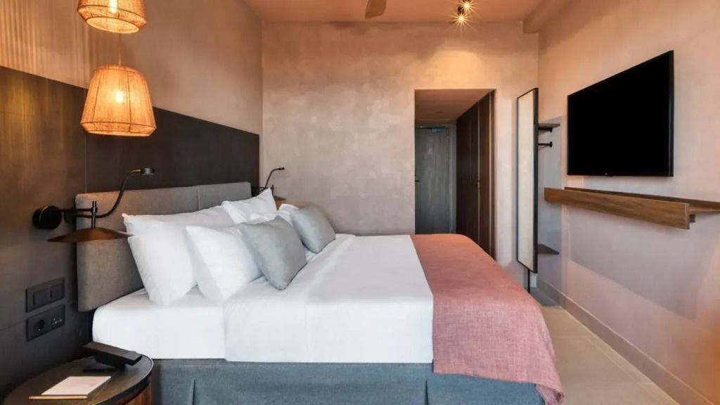 Komfortables Doppelzimmer mit eleganter Einrichtung und Bettwäsche