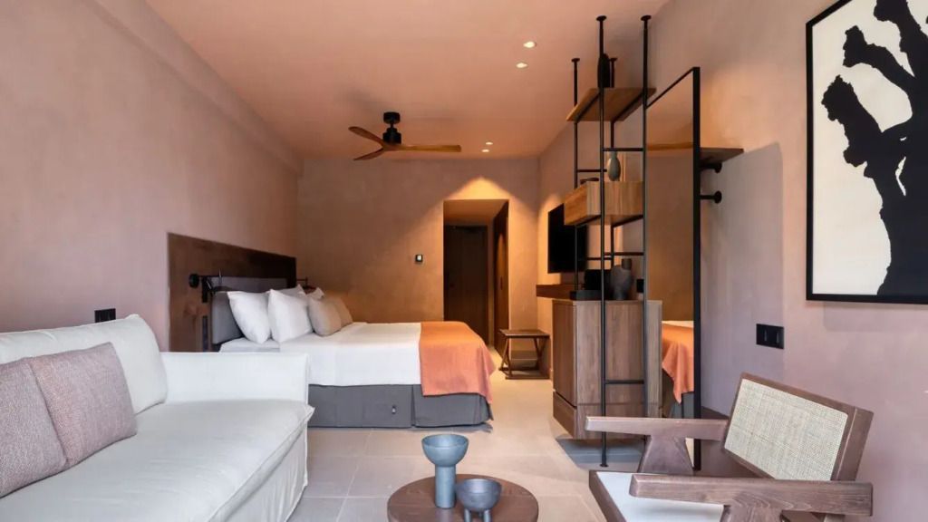 Geräumige Suite mit gemütlichem Doppelbett, Sofa und modernem Design.