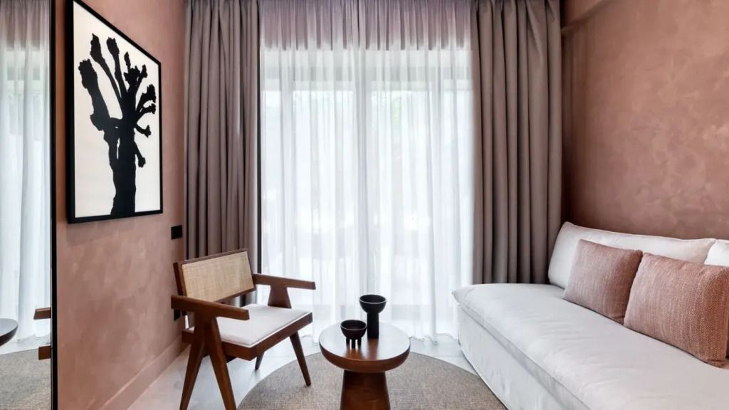 Gemütliche Sitzecke in der Patio Doppel Junior-Suite mit Sessel und Tisch