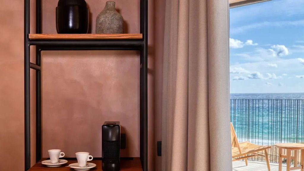 Detailansicht einer Regalnische mit Kaffeemaschine und Tasse in neutraler Suite.