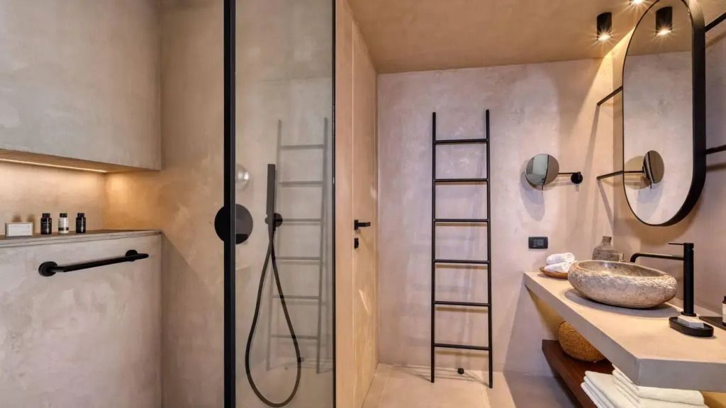 Geräumige Dusche mit Glaswand und luxuriöser Ausstattung im Badezimmer