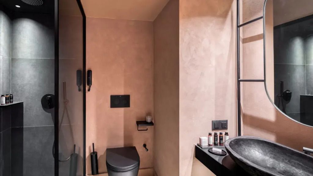 Modernes Badezimmer mit stilvoller Dusche und hochwertigen Annehmlichkeiten.