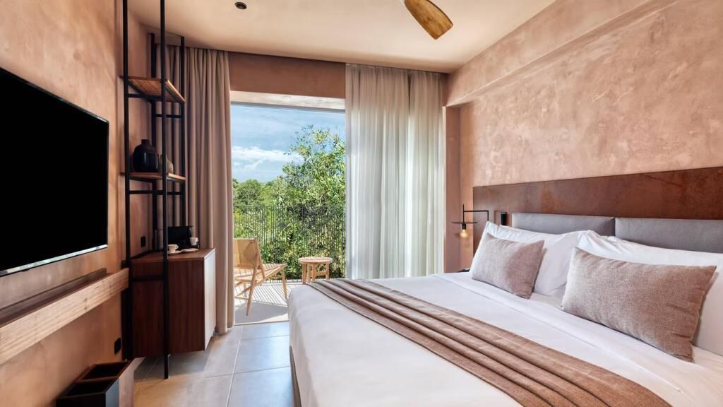 Geräumiges Doppelzimmer mit Balkon und Aussicht auf Berge. Modernes Design mit hellem Ambiente.