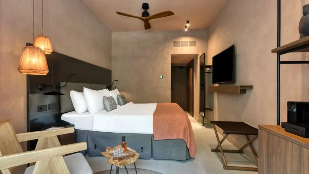 Modernes Doppelzimmer mit dezenter Beleuchtung und natürlichen Materialien für ein harmonisches Ambiente.