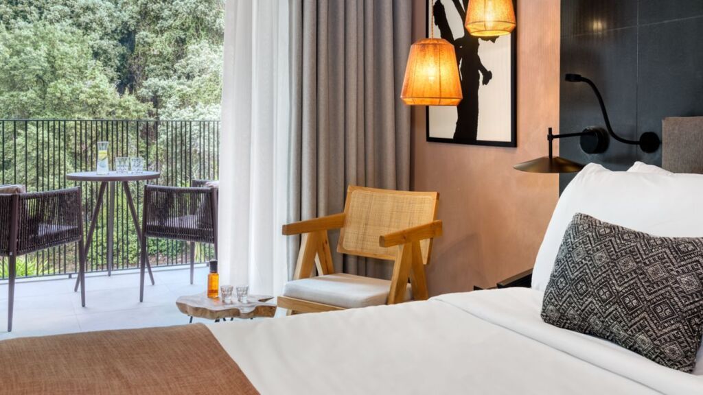 Detailaufnahme eines stilvollen Doppelzimmers mit Balkon. Geschmackvolle Inneneinrichtung und Kunstwerk.