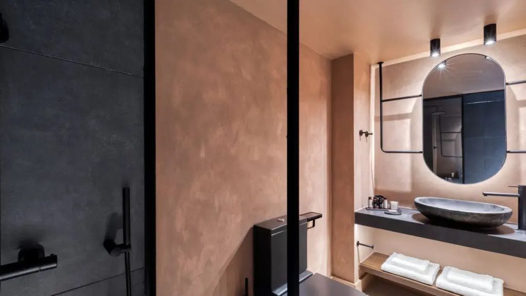 Modernes Badezimmer mit schlichter Eleganz. Zeitgenössische Ausstattung in warmen Farben.