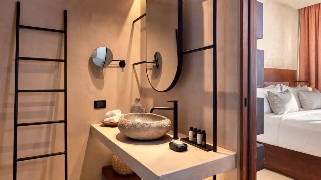 Moderne Badezimmerausstattung mit stilvollem Waschbecken.