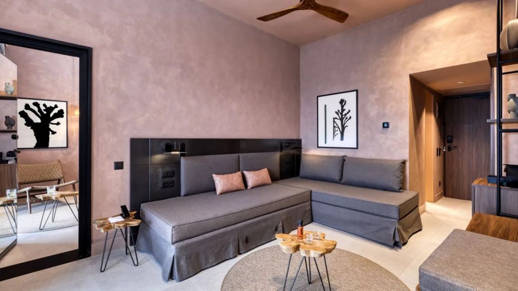Gemütliche Sitzecke mit luxuriösem Sofa und geschmackvoller Dekoration