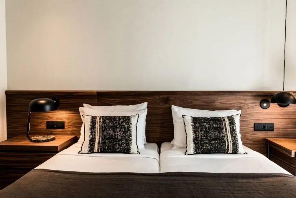 Doppelbett mit stilvollen Kissen in einem modernen Gästezimmer