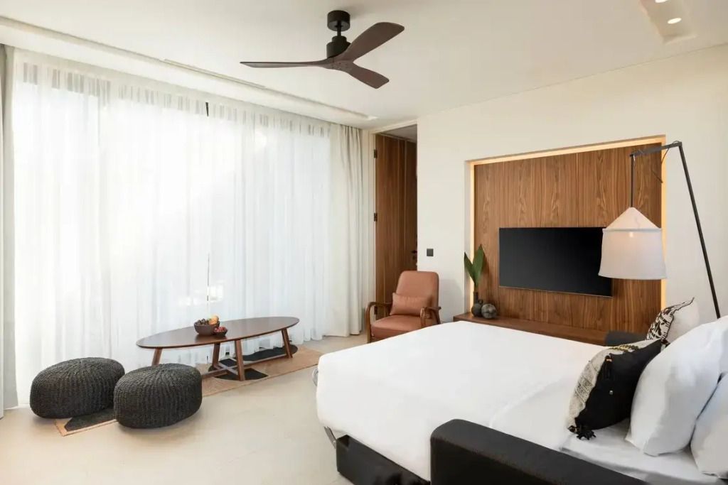 Offener Raum mit Bett und Wohnbereich, moderner Stil und Tageslicht