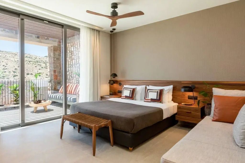 Modernes Doppelzimmer mit Balkon und stilvollen Holzakzenten, Blick ins Grüne