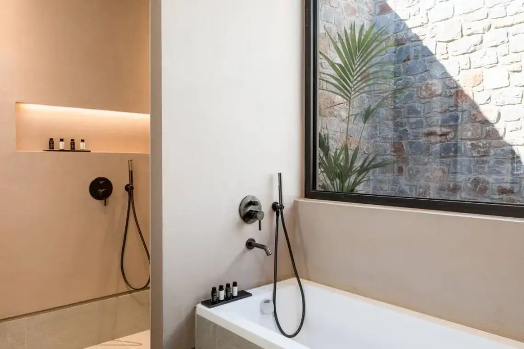 Modernes Badezimmer mit freistehender Badewanne und Blick nach draußen