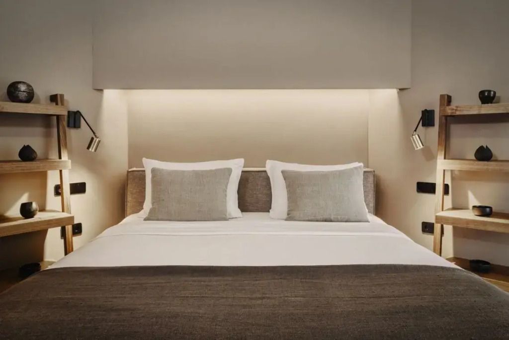 Doppelbett in luxuriöser Villa mit schlichten Leselampen und stilvoller Beleuchtung.